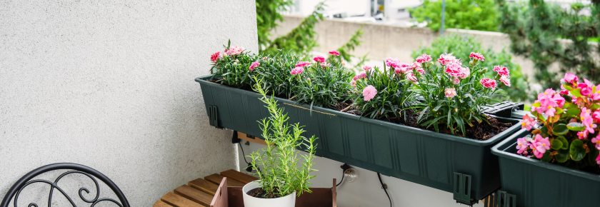 Balkon mit kleinen Accessoires und Lichterkette